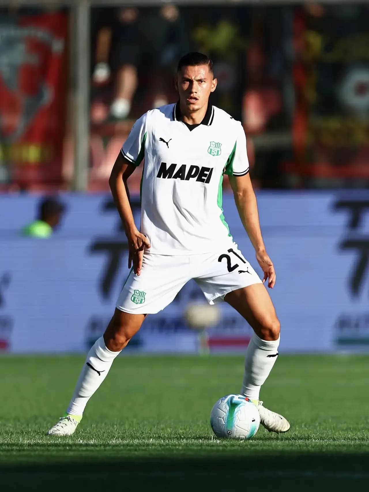 Trung vệ Jay Idzes của Sassuolo trên sân cỏ, thể hiện bản lĩnh cá nhân trong bóng đá Ý.