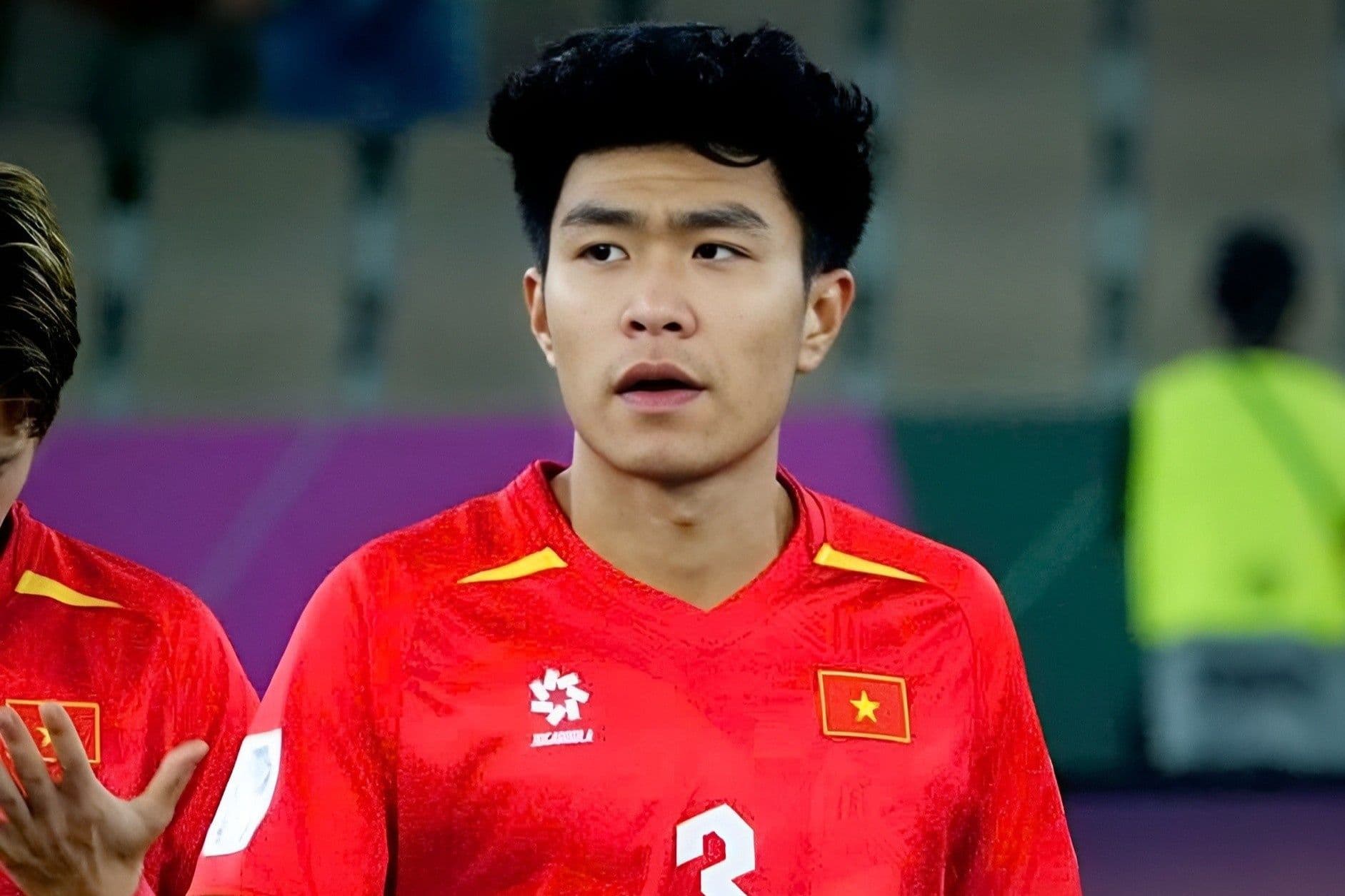 Trung vệ Lý Đức trong trang phục đội tuyển bóng đá Việt Nam với vẻ mặt tập trung