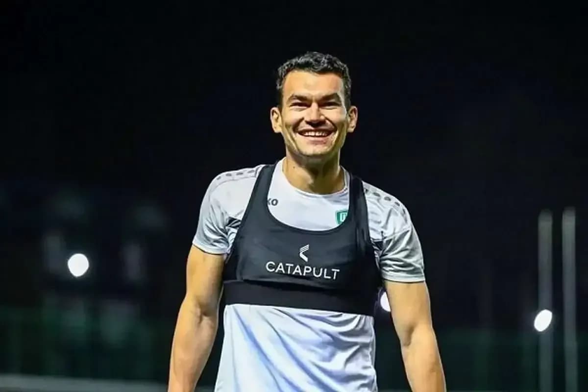 Trung vệ Rustam Ashurmatov của Uzbekistan trên sân tập