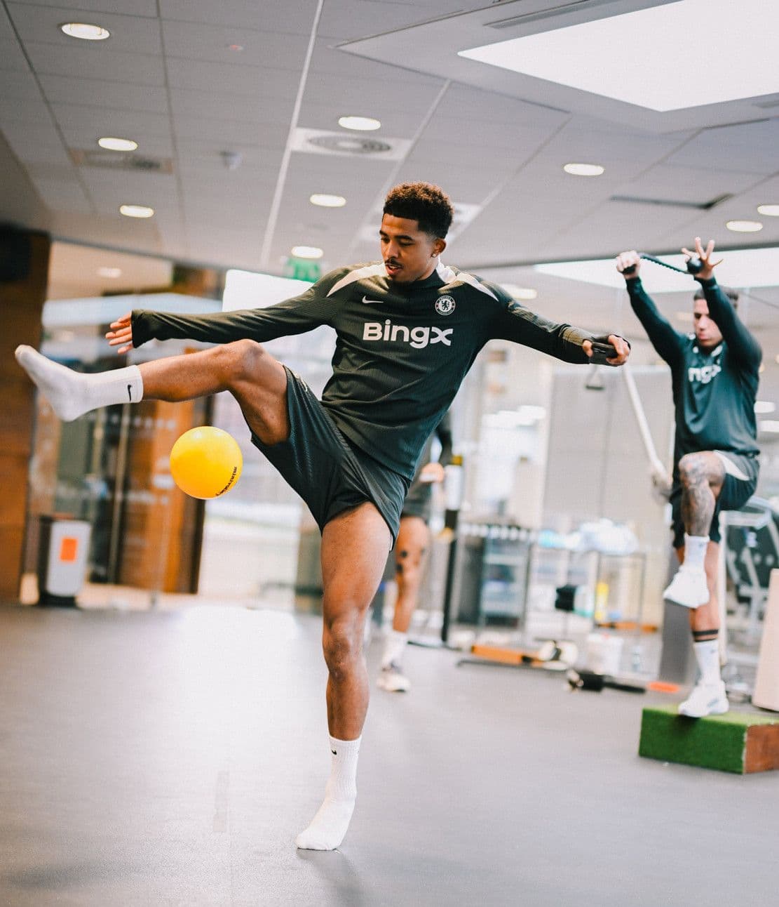 Trung vệ Wesley Fofana của Chelsea đang tập luyện, thể hiện tinh thần và triết lý mới của đội bóng.