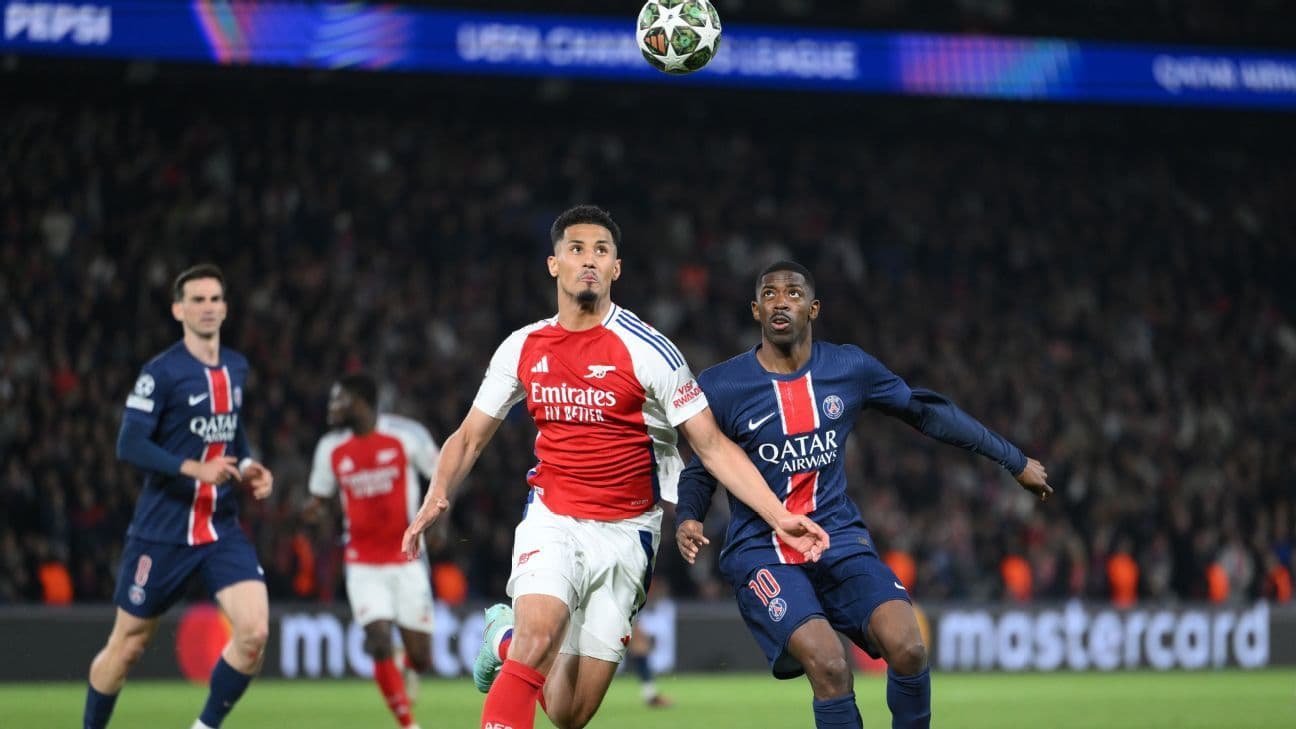 Trung vệ William Saliba của Arsenal tranh chấp bóng bổng với Ousmane Dembélé của PSG, thể hiện sự vững chắc của hàng phòng ngự Arsenal.