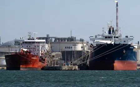 Tàu chở dầu và khí đốt tự nhiên hóa lỏng (LNG) tại cảng, biểu tượng của ngành năng lượng và sự thịnh vượng kinh tế Qatar.