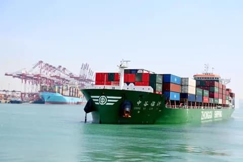 Tàu chở hàng container tại cảng, minh họa dòng chảy thương mại toàn cầu và mong muốn BRICS về một trật tự kinh tế đa cực.