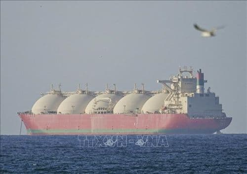 Tàu chở khí đốt tự nhiên hóa lỏng (LNG) đi qua eo biển Hormuz, tuyến đường vận chuyển năng lượng chiến lược