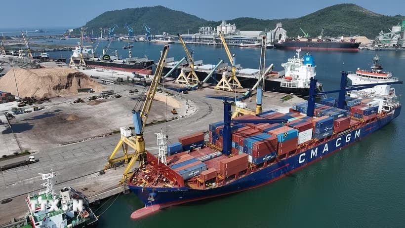 Tàu container lớn đang bốc xếp hàng hóa tại cảng quốc tế Nghi Sơn, thể hiện sự phát triển thương mại và kinh tế của Việt Nam.