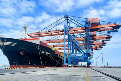 Tàu container tại cảng biển, thể hiện sự gia tăng xuất khẩu cà phê của Trung Quốc và cạnh tranh trên thị trường quốc tế