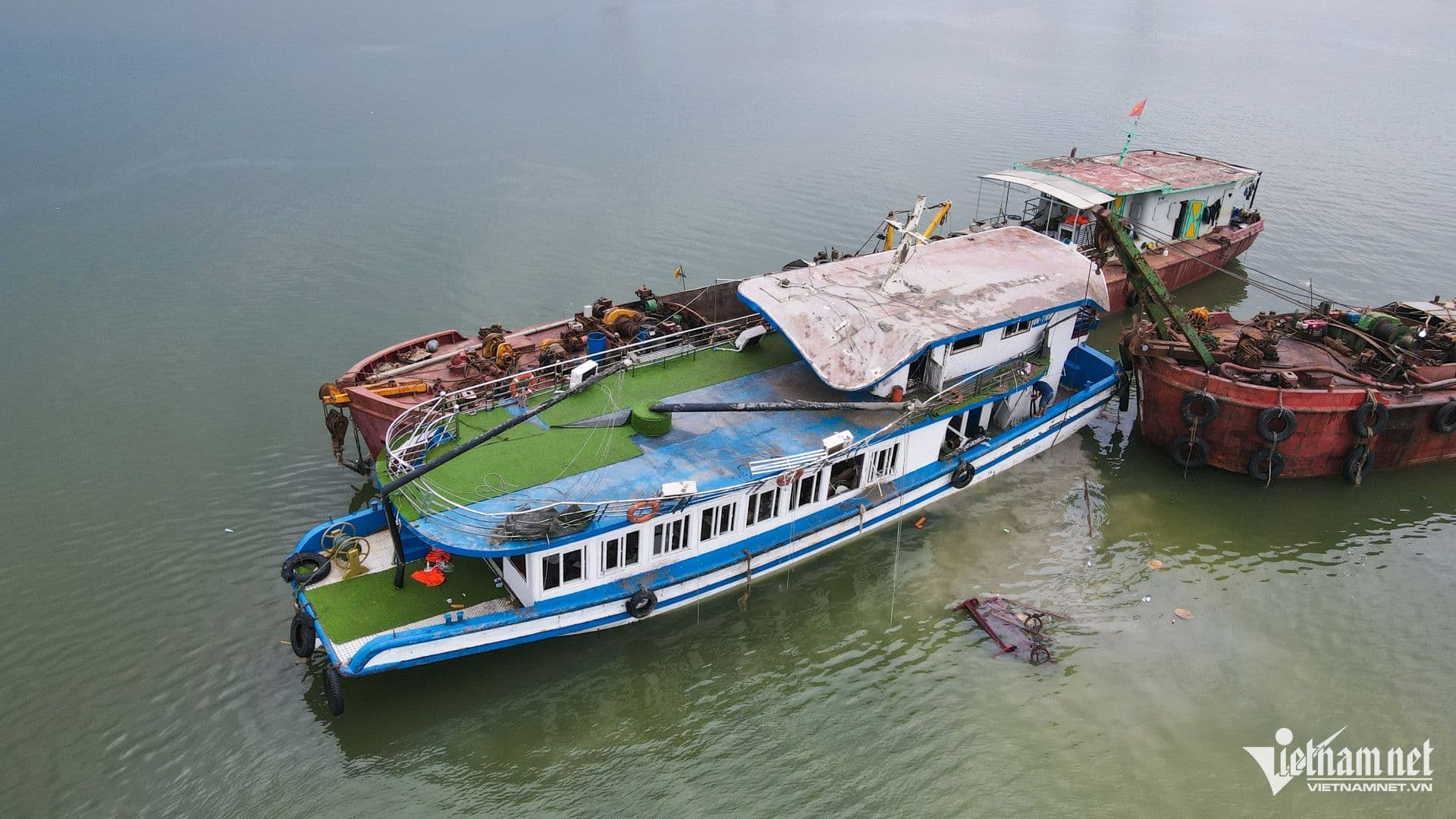 Tàu du lịch Vịnh Xanh 58 bị lật úp giữa Vịnh Hạ Long sau cơn dông lốc.