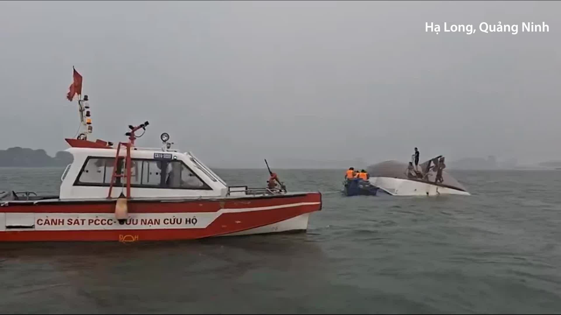 Tàu du lịch Vịnh Xanh bị lật úp trên Vịnh Hạ Long sau cơn dông lốc bất ngờ.