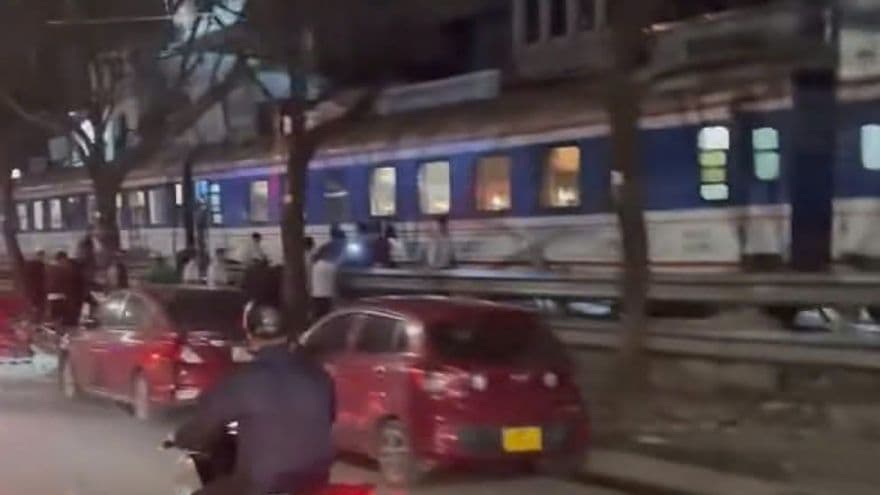 Tàu hỏa SE19 chạy qua khu vực đường ngang dân sinh, nơi một người đi xe máy tử vong do va chạm tại Hà Nội.