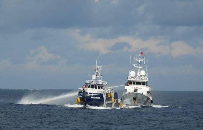 Tàu hải cảnh Trung Quốc phun vòi rồng vào tàu công vụ Philippines gần đảo Thị Tứ, minh họa căng thẳng trên Biển Đông.