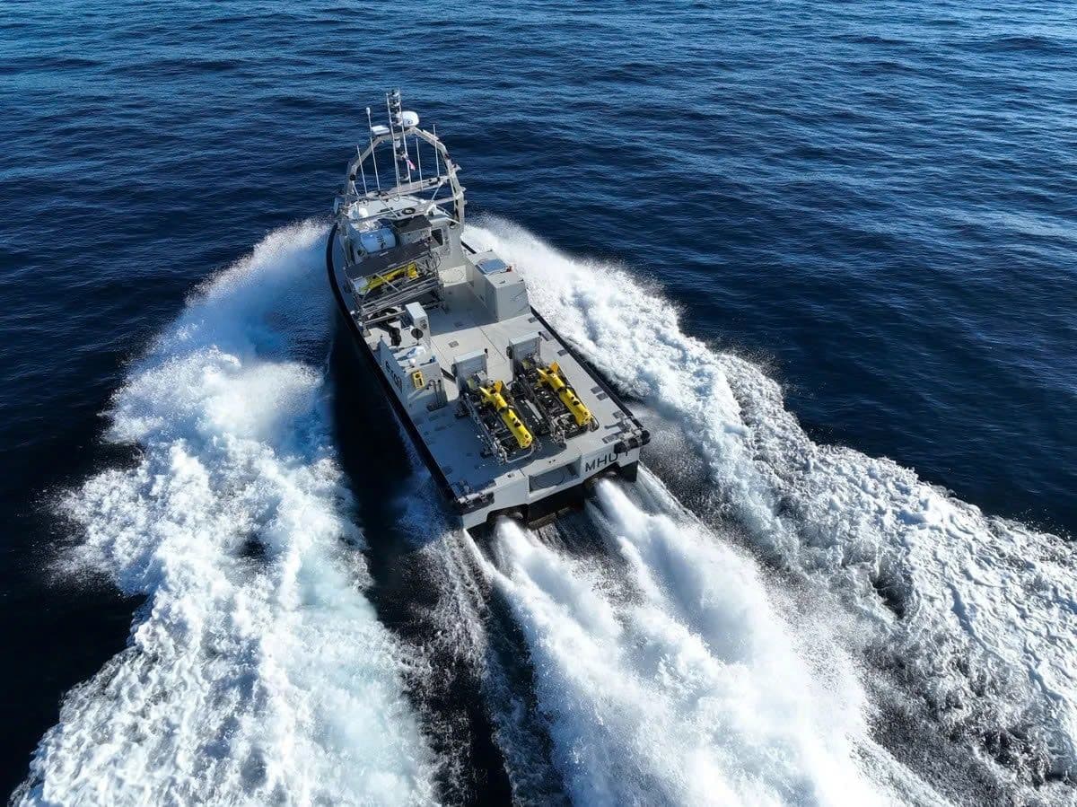 Tàu không người lái tốc độ cao trên biển, mang theo các thiết bị lặn tự động, minh họa công nghệ hải quân thế kỷ 21