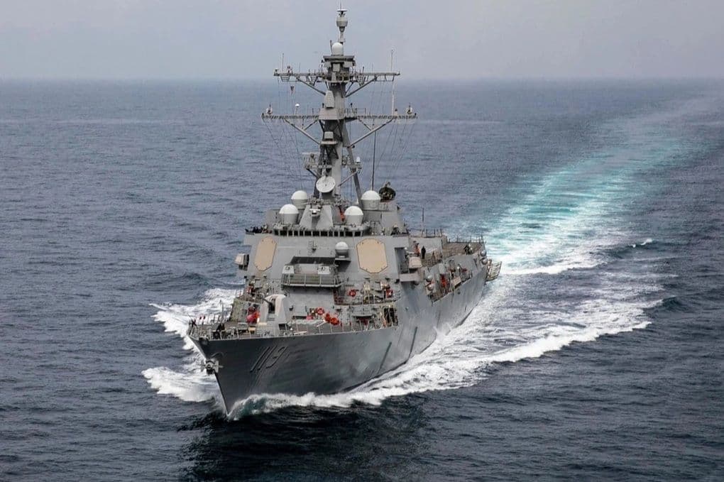 Tàu khu trục USS Delbert D. Black của Hải quân Mỹ di chuyển trên biển, thể hiện sự hiện diện quân sự của Mỹ tại Trung Đông.