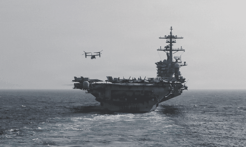 Tàu sân bay USS Abraham Lincoln giữa biển khơi, minh chứng cho những hải trình dài ngày và thực tế khắc nghiệt của đời lính biển.