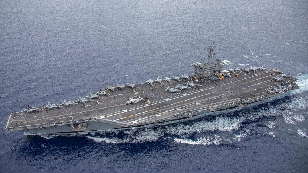 Tàu sân bay USS Abraham Lincoln trên biển, biểu tượng sức mạnh quân sự Mỹ tại Trung Đông.
