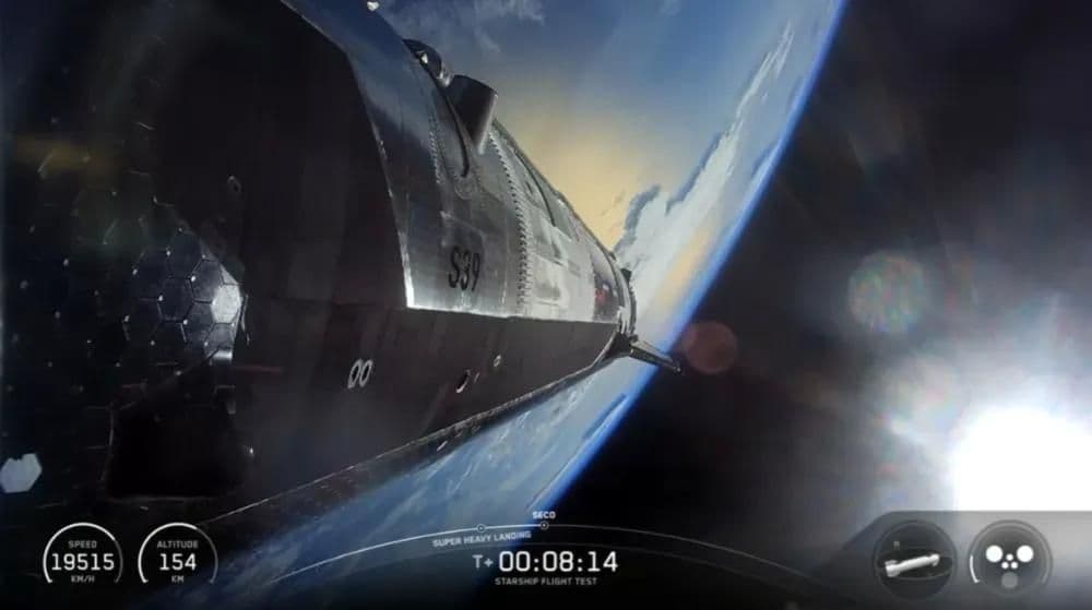 Tàu Starship của SpaceX bay trong quỹ đạo Trái Đất, minh chứng cho những đột phá đạt được thông qua việc học hỏi từ dữ liệu và các chuyến bay thử nghiệm.