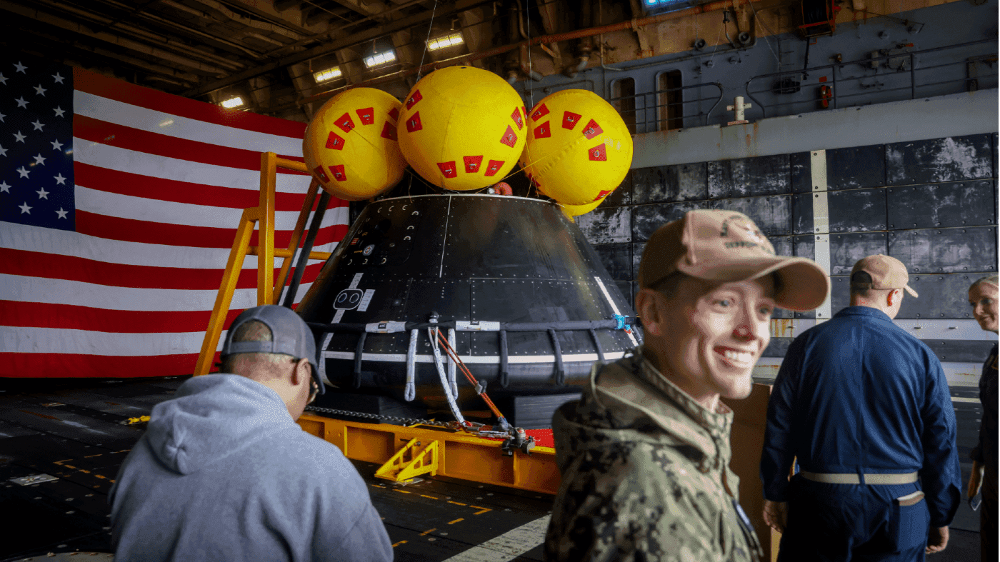 Tàu vũ trụ Artemis II và đội ngũ phục hồi, biểu tượng cho giấc mơ Mặt Trăng mới của NASA