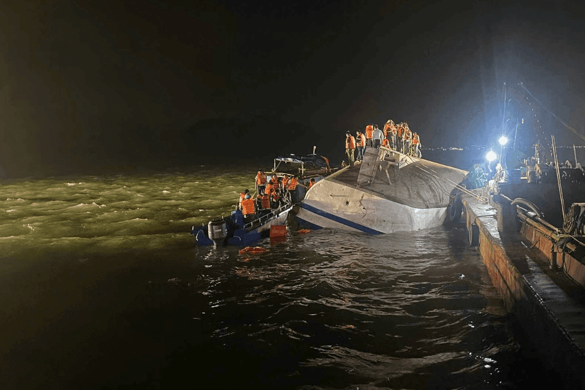 Tàu Vịnh Xanh 58 bị lật trên Vịnh Hạ Long vào ban đêm với các hoạt động cứu hộ khẩn cấp.