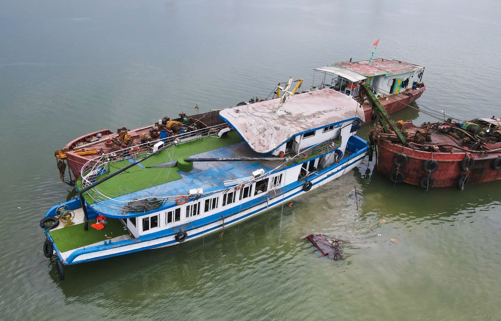 Tàu Vịnh Xanh 58 được lai dắt vào bờ để phục vụ điều tra, làm cơ sở nâng cao chuẩn an toàn du lịch biển.