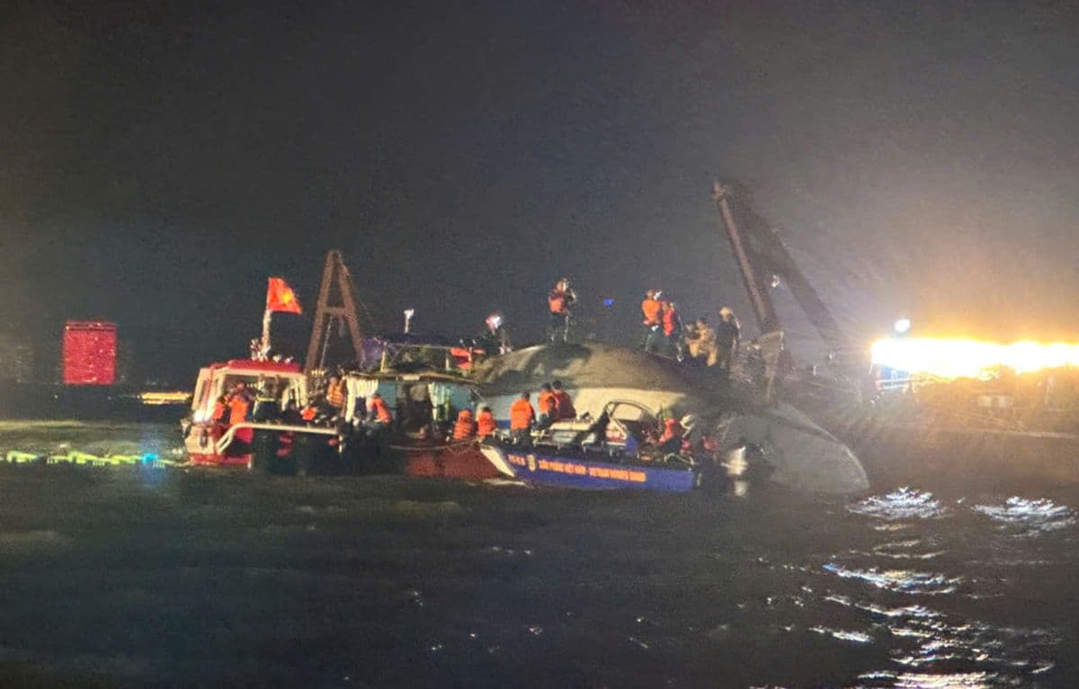 Tàu Vịnh Xanh QN-7105 bị hư hỏng nặng nề sau khi được trục vớt, cần sà lan neo đỡ để lai dắt vào bờ.