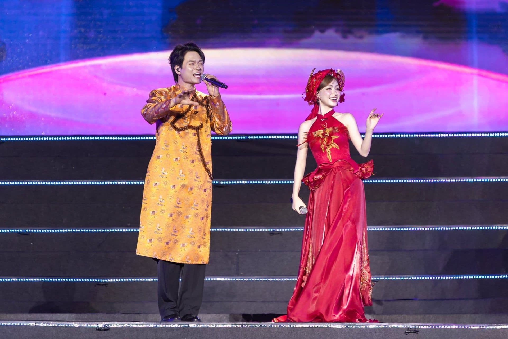 Tuấn Cry và Hòa Minzy trên sân khấu, thể hiện ca khúc "Bắc Bling" mang đậm bản sắc văn hóa Bắc Ninh.
