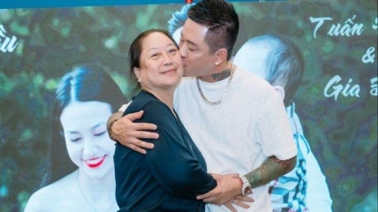 Tuấn Hưng hôn mẹ, thể hiện tình cảm sâu sắc giữa giai đoạn mẹ lâm bệnh nặng