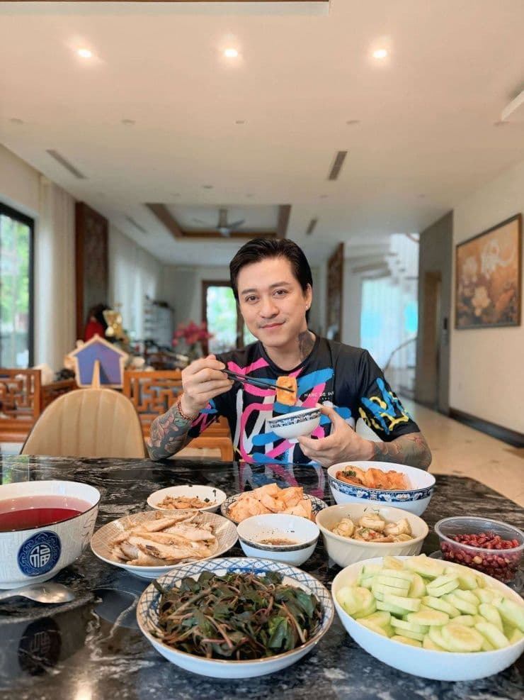 Tuấn Hưng ngồi ăn bữa cơm gia đình tự nấu, biểu tượng cuộc sống an nhiên.