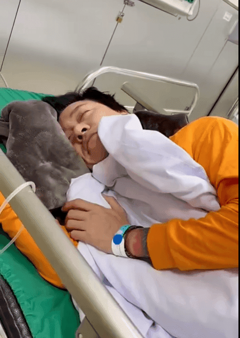 Tuấn Hưng nằm trên giường bệnh, truyền nước, kiệt sức vì áp lực công việc.
