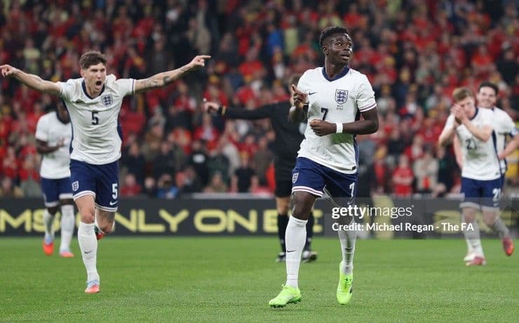 Tuyển Anh ăn mừng bàn thắng, hoàn tất chiến thắng 3-0 thuyết phục trước Xứ Wales.