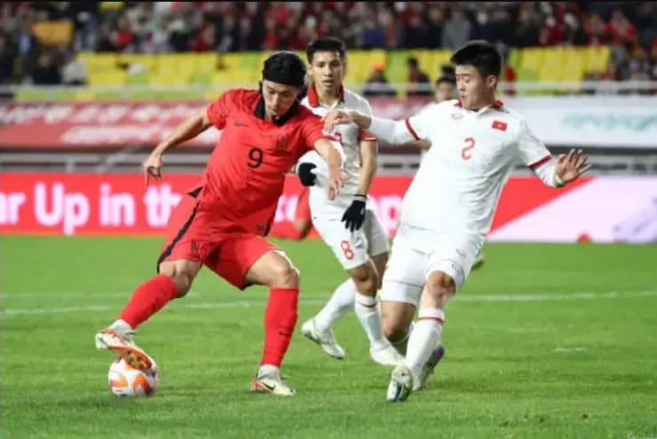 Tuyển bóng đá nam Việt Nam đối đầu Hàn Quốc, minh họa khoảng cách trình độ và khát vọng vươn tầm châu lục.