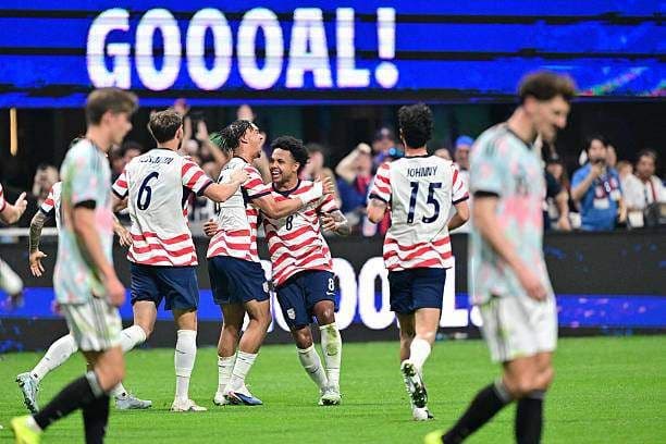 Tuyển Mỹ ăn mừng bàn thắng mở tỷ số của Weston McKennie, khoảnh khắc lóe sáng trong hiệp một