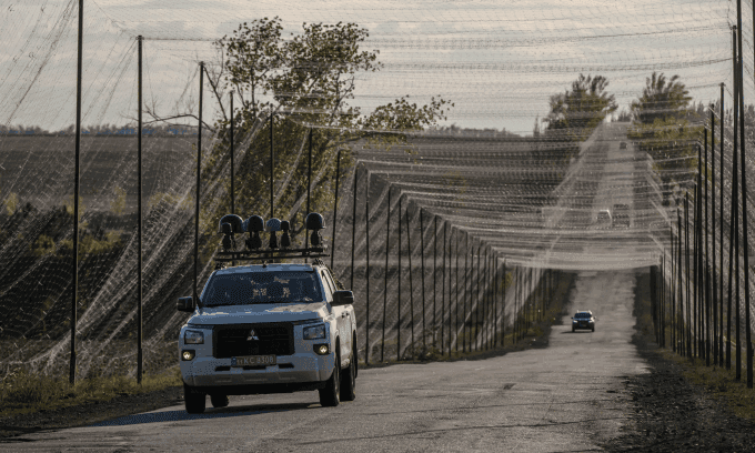 Tuyến đường tiếp vận của Ukraine được bảo vệ bằng lưới chống drone và xe trang bị thiết bị tác chiến điện tử, đối phó mối đe dọa từ drone cáp quang.