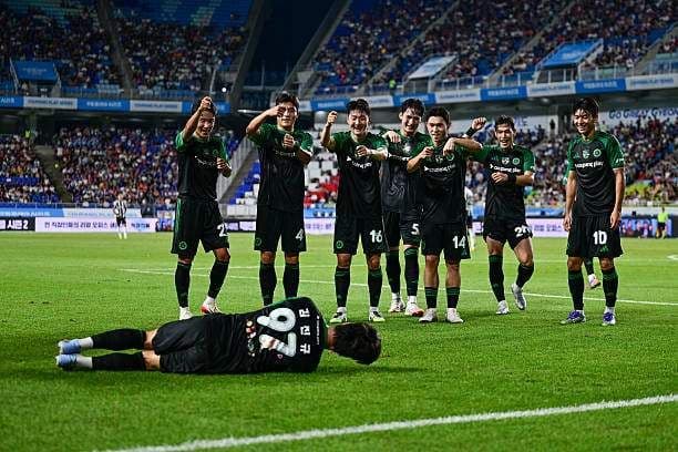 Tuyển ngôi sao K-League ăn mừng bàn thắng trước Newcastle đang gặp khó khăn