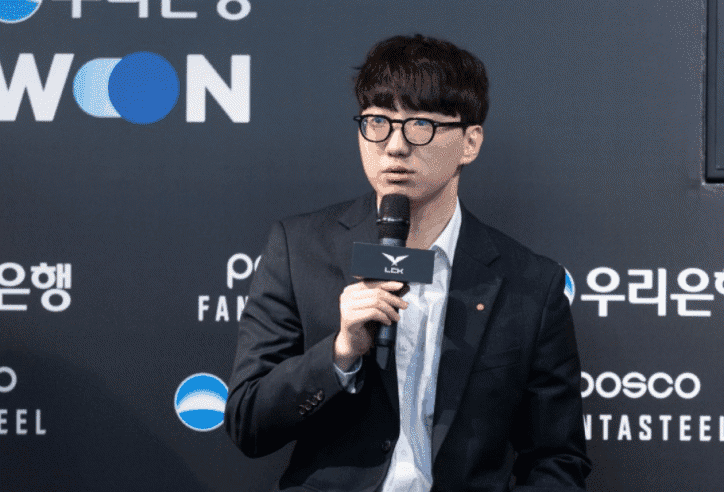 Tuyển thủ Chelly của NS RedForce tại một buổi họp báo LCK, đối mặt với áp lực thi đấu.