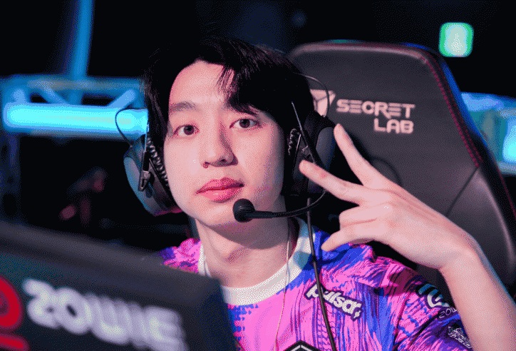 Tuyển thủ esports giữ vững tâm lý và sự tự tin trước áp lực thi đấu.