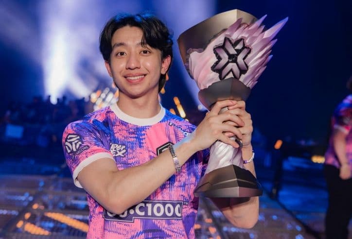 Tuyển thủ esports ăn mừng chiến thắng với chiếc cúp, thể hiện bản lĩnh chinh phục.