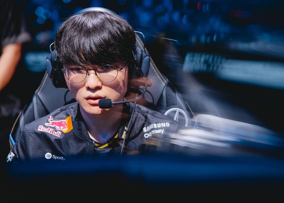 Tuyển thủ Faker của T1 tập trung thi đấu, đại diện cho những đối thủ mạnh nhất mà Top Esports phải đối mặt tại CKTG 2025.