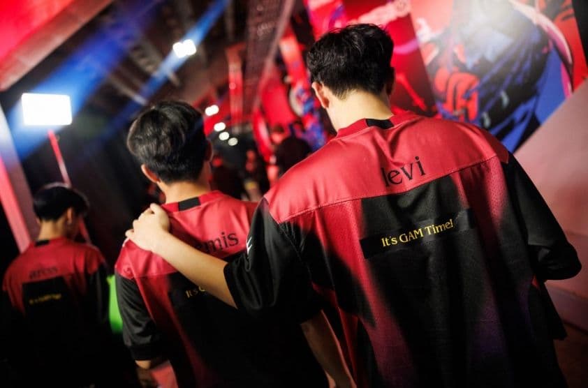 Tuyển thủ GAM Esports Levi và đồng đội bước vào đấu trường, thể hiện tinh thần sẵn sàng chiến đấu.