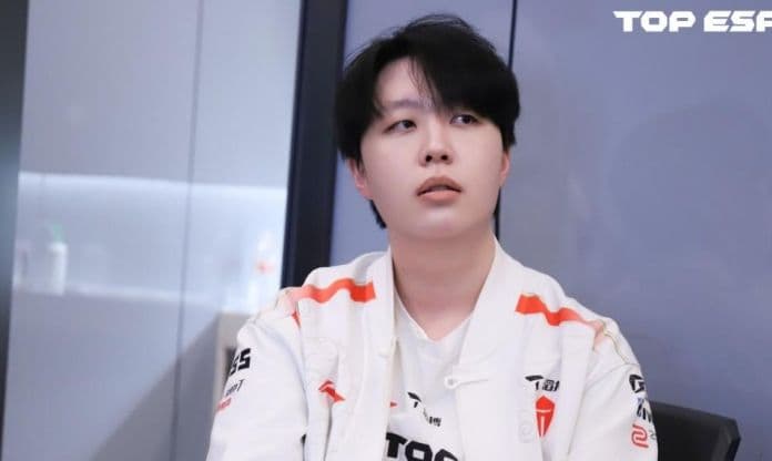 Tuyển thủ Kanavi của TES với biểu cảm suy tư, tượng trưng cho khát khao chinh phục ngôi vương và tạo dựng di sản tại CKTG 2025.