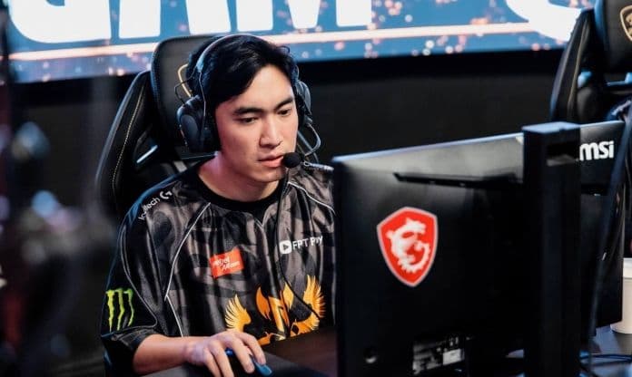 Tuyển thủ Liên Minh Huyền Thoại tập trung thi đấu, minh họa cho tính chiến thuật và sự căng thẳng của luật Fearless Draft.