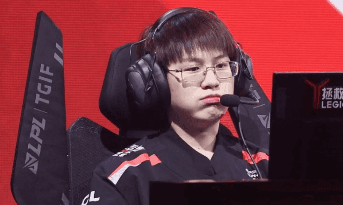 Tuyển thủ Meiko của IG tập trung cao độ trước trận đấu quan trọng tại CKTG 2025, thể hiện áp lực của lộ trình sinh tử mới.