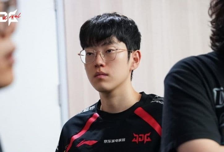 Tuyển thủ Scout với vẻ mặt căng thẳng, tượng trưng cho áp lực tâm lý mà Top Esports đang phải đối mặt tại CKTG 2025