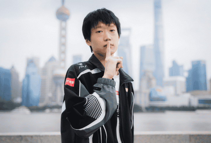 Tuyển thủ Shanks của AL với cử chỉ tự tin, khẳng định sức mạnh đột phá của đội tại CKTG 2025.