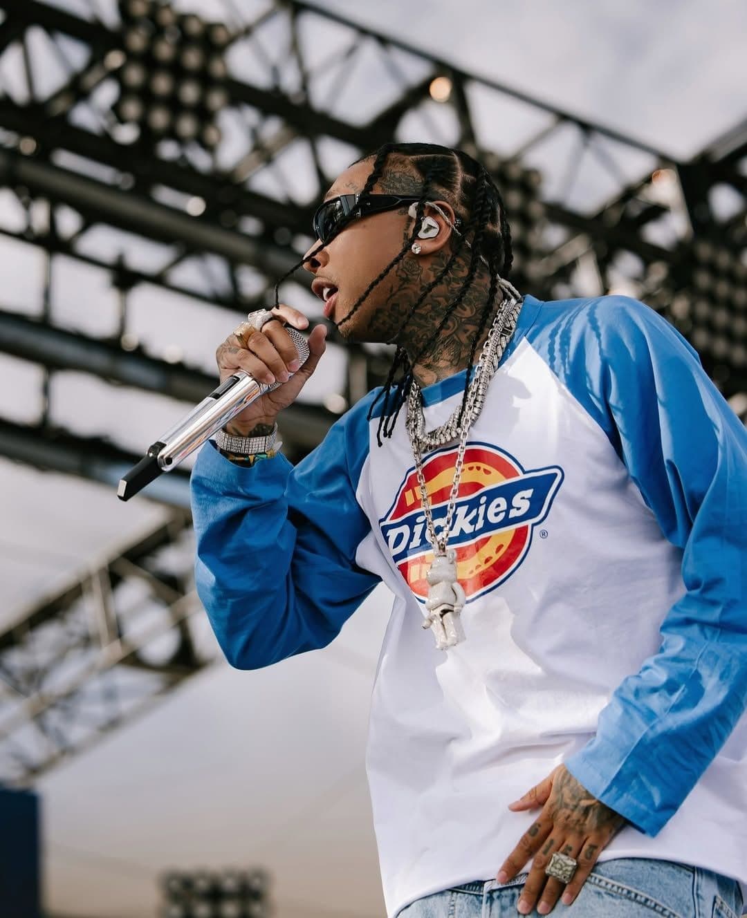 Tyga biểu diễn trên sân khấu, thể hiện năng lượng của một rapper quốc tế.