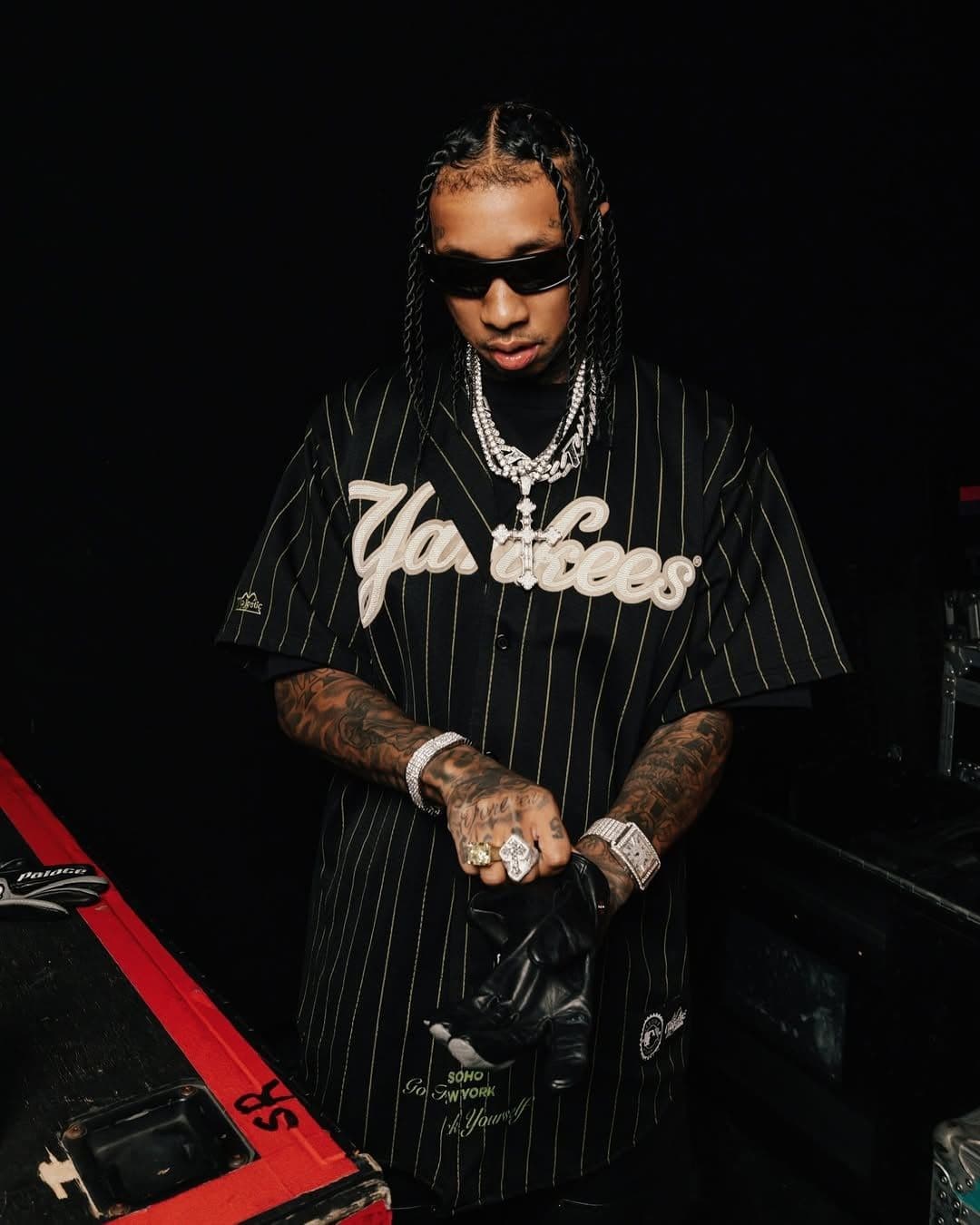 Tyga trong trang phục hip-hop, biểu tượng cho di sản và tầm ảnh hưởng văn hóa.