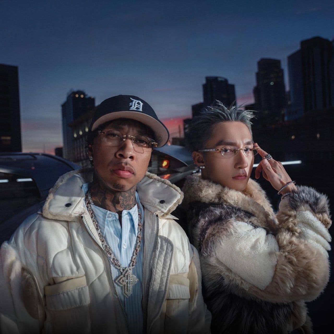 Tyga và Sơn Tùng M-TP trong trang phục sành điệu, biểu tượng cho sự hợp tác âm nhạc Việt-Mỹ.