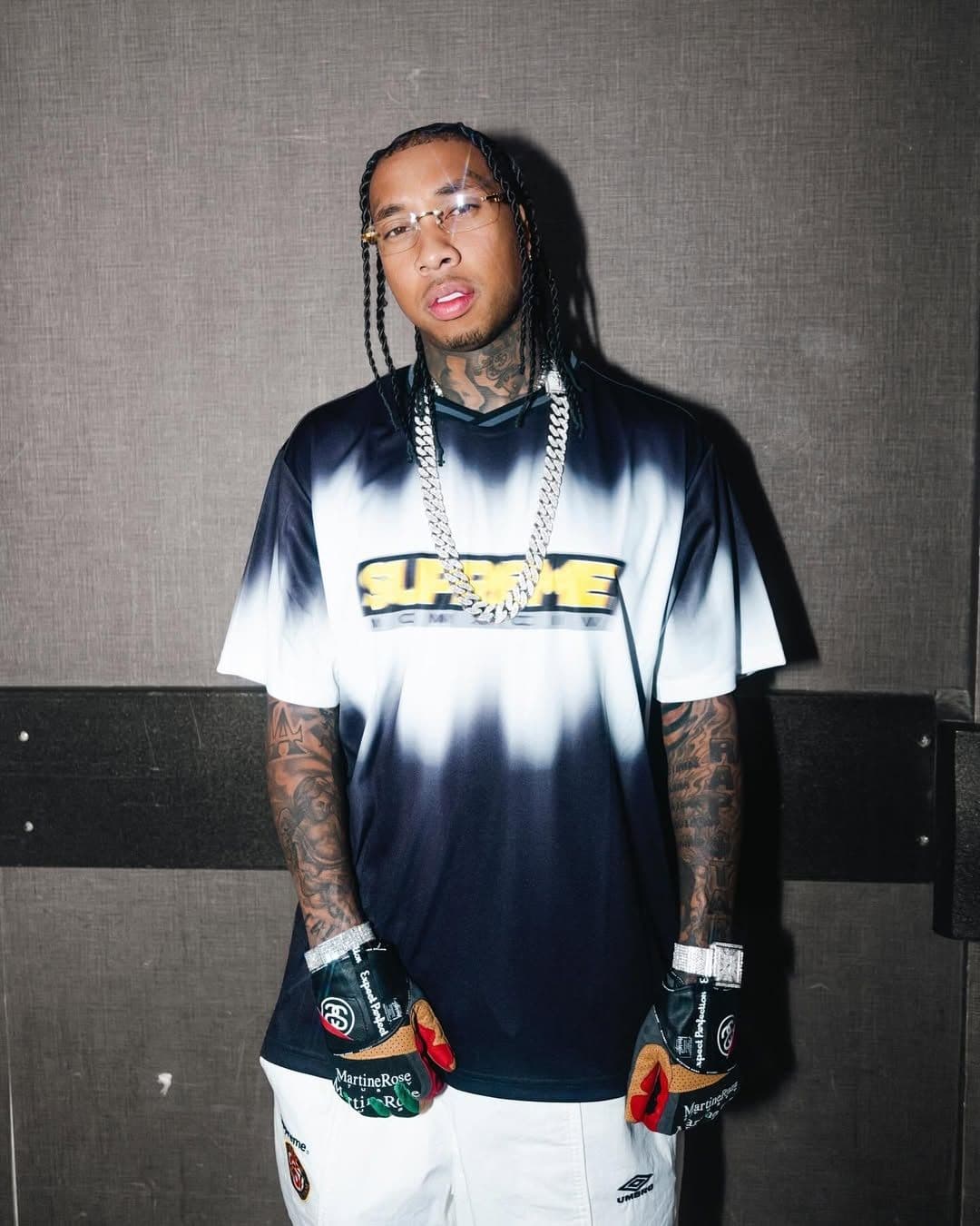 Tyga với vẻ ngoài tự tin, đại diện cho nghệ sĩ gốc Á vượt qua định kiến.
