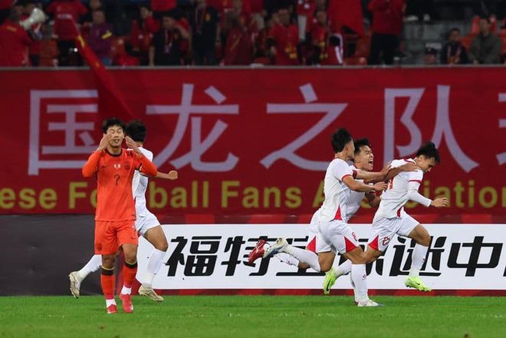 U22 Việt Nam ăn mừng chiến thắng, U22 Trung Quốc thất vọng trên sân nhà.