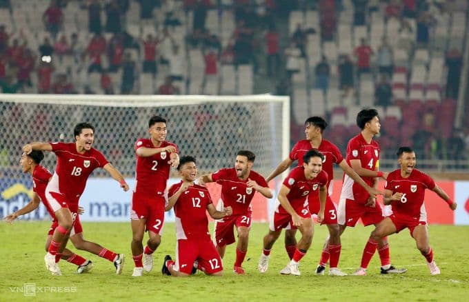 U23 Indonesia ăn mừng chiến thắng tại sân Gelora Bung Karno, biểu tượng của niềm kiêu hãnh bóng đá Indonesia.