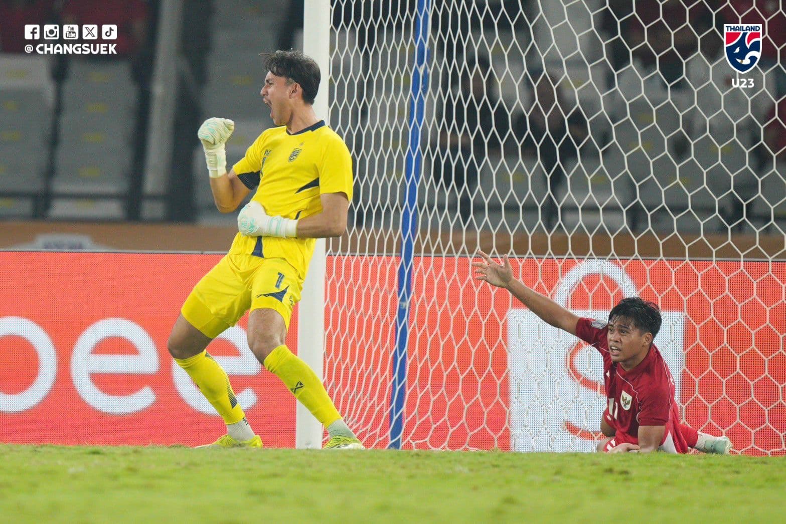 U23 Indonesia và U23 Thái Lan tranh chấp bóng trong trận bán kết đầy áp lực