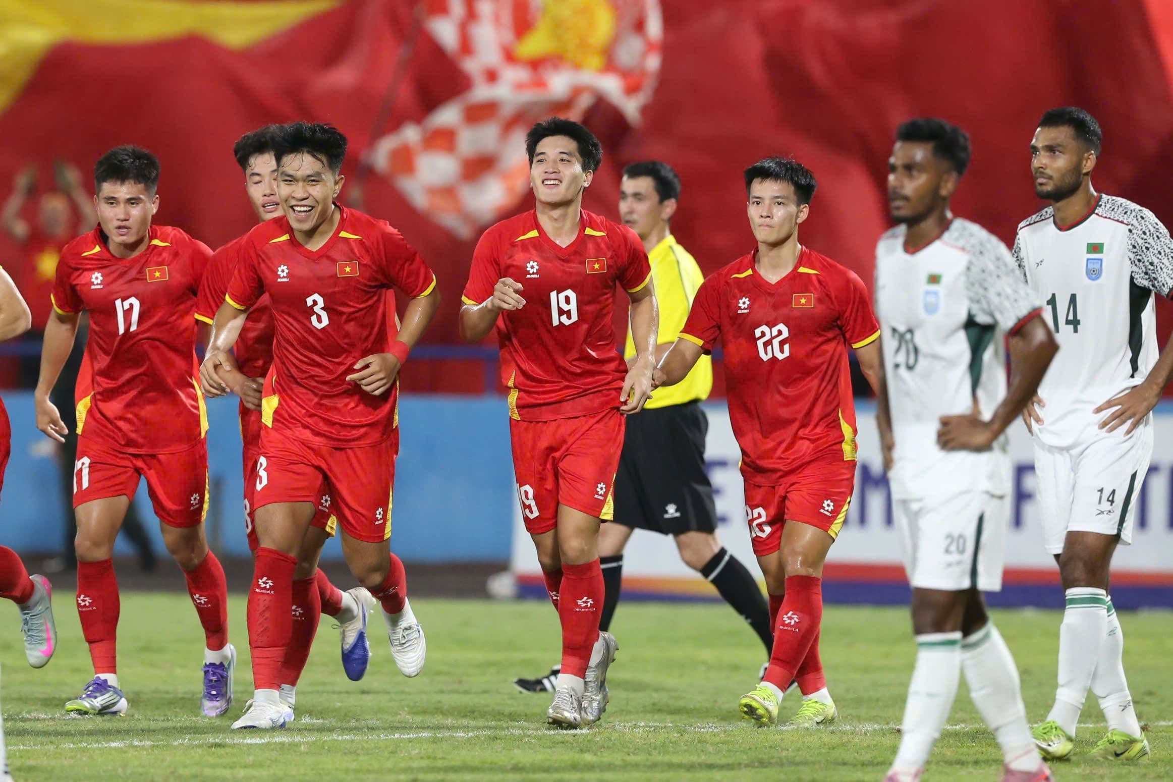U23 Việt Nam kiểm soát bóng và tấn công trong trận đấu với U23 Bangladesh.